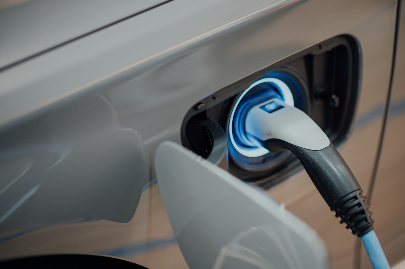 Elektroauto an einer Ladestation in Deutschland – CO₂-Bilanz im Vergleich zum Verbrenner