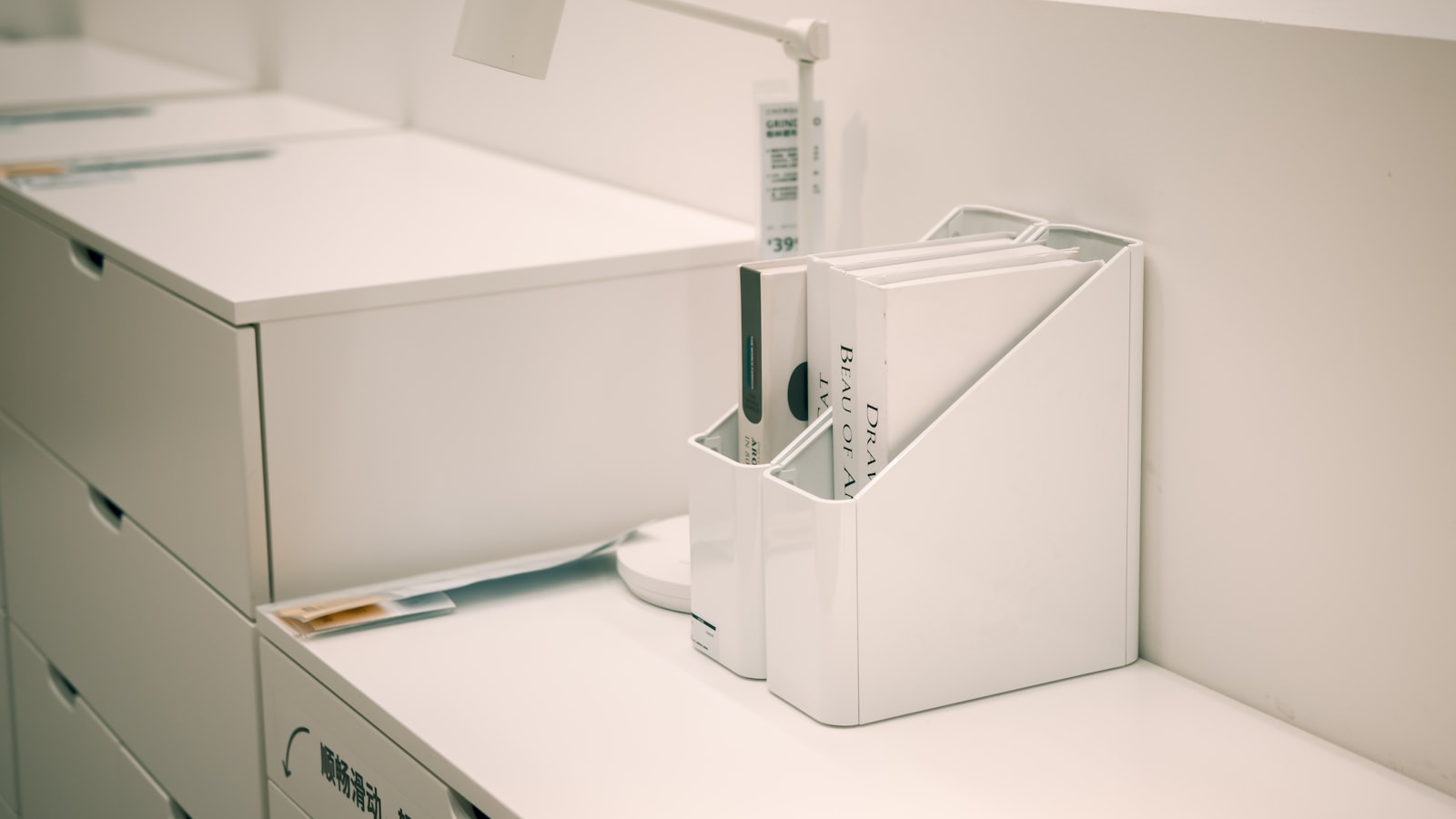 Aufgeräumter heller Schreibtisch mit ordentlichem Ablage-Organizer