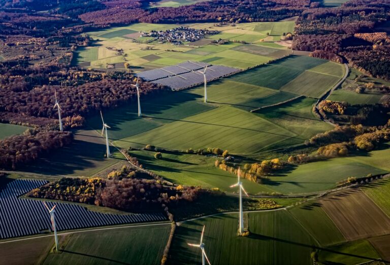 Windräder und Solaranlagen in der Hunsrücker Landschaft – nachhaltige Unternehmen setzen 2025 verstärkt auf erneuerbare Energien