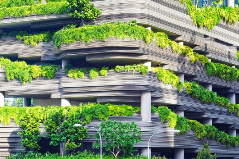 Begrüntes Parkhaus mit Pflanzen an Säulen und Wänden – urban greening als Bild für eine nachhaltige, solarpunk-inspirierte Stadtgestaltung