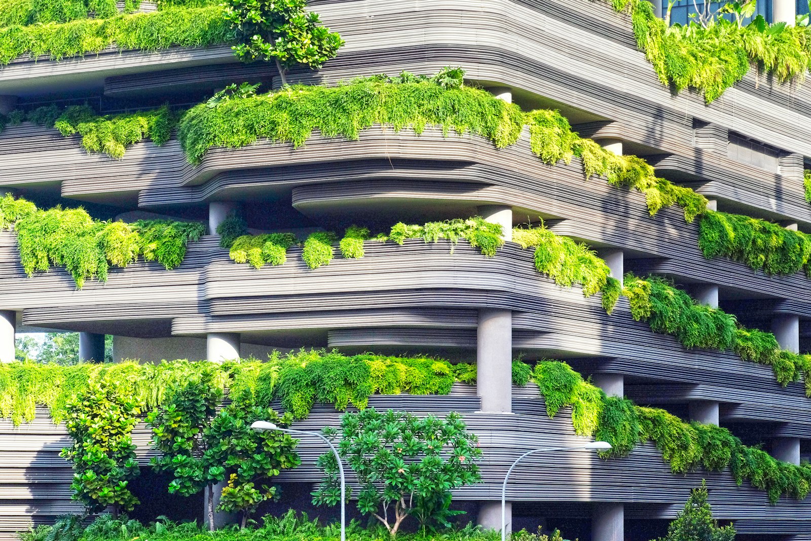Begrüntes Parkhaus mit Pflanzen an Säulen und Wänden – urban greening als Bild für eine nachhaltige, solarpunk-inspirierte Stadtgestaltung