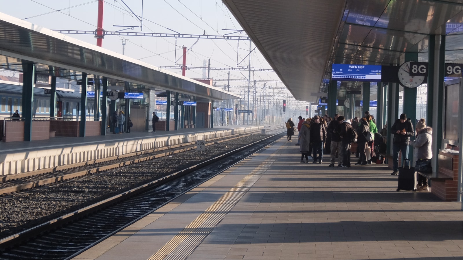 Reisende warten auf einem Bahnsteig in Tschechien – Slow Travel beginnt mit der Entscheidung, mit der Bahn zu reisen