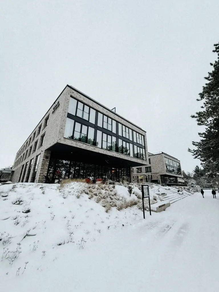 Modernes Hotel im Schnee in St. Peter-Ording im Winter