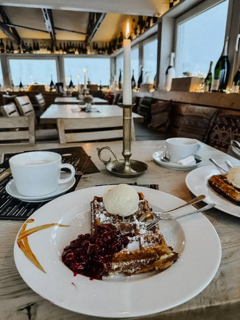 Waffeln und Kaffee in einem Pfahlbau an der Nordsee im Winter