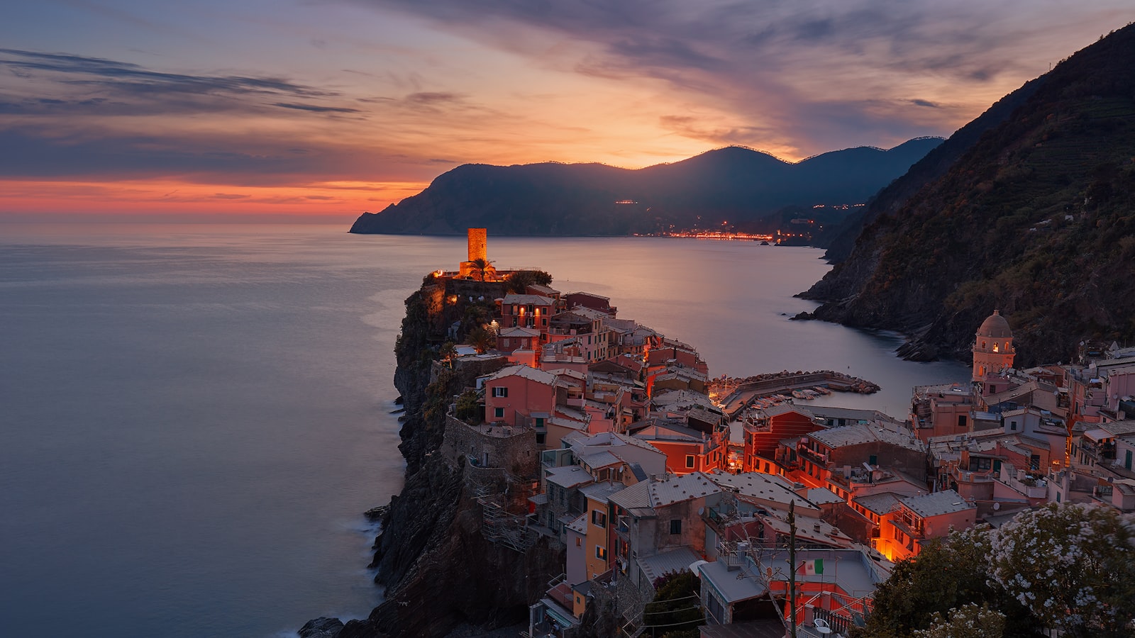 Luftaufnahme von Vernazza, einem Dorf an der Steilküste der Cinque Terre im Abendlicht – mediterranes Leben als Blaupause für die Blue Zones