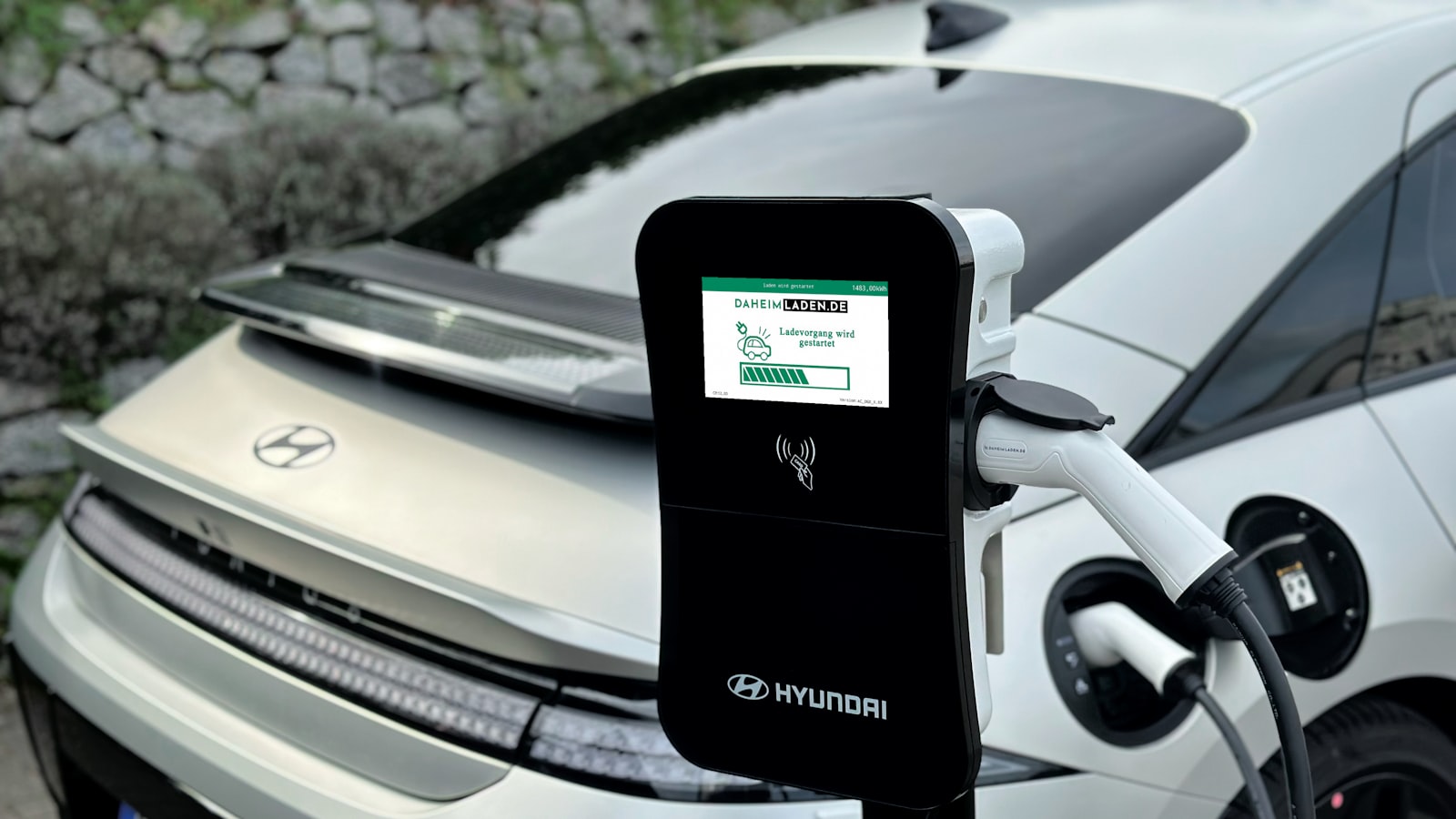 Elektroauto lädt an einer Wallbox – Symbol für nachhaltige Mobilität und Ökostrom