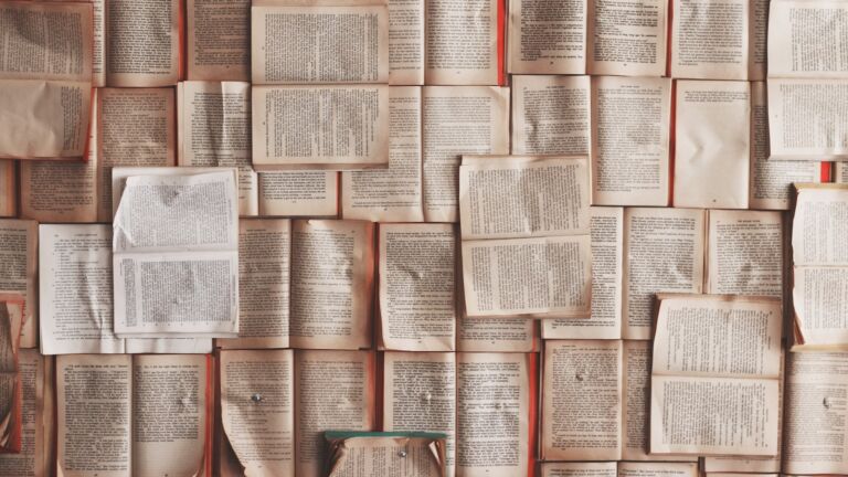 Aufgeschlagene Bücher übereinander gestapelt – Longevity-Literatur im Überblick