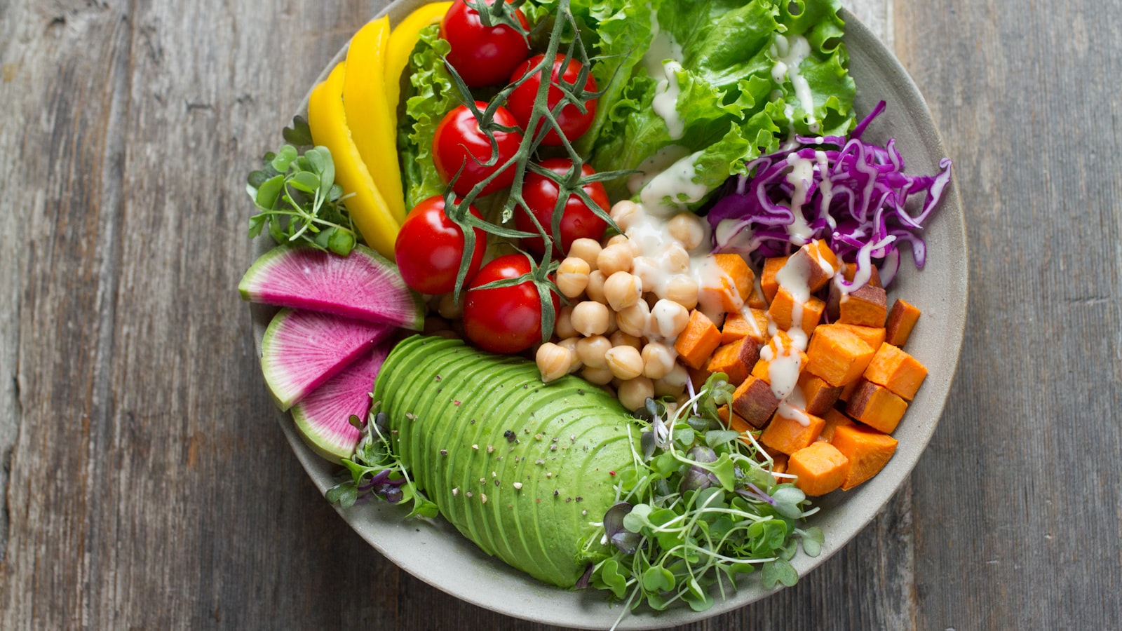 Bunte vegane Bowl mit Gemüse, Avocado und Kichererbsen von oben – pflanzliche Ernährung als Longevity-Basis