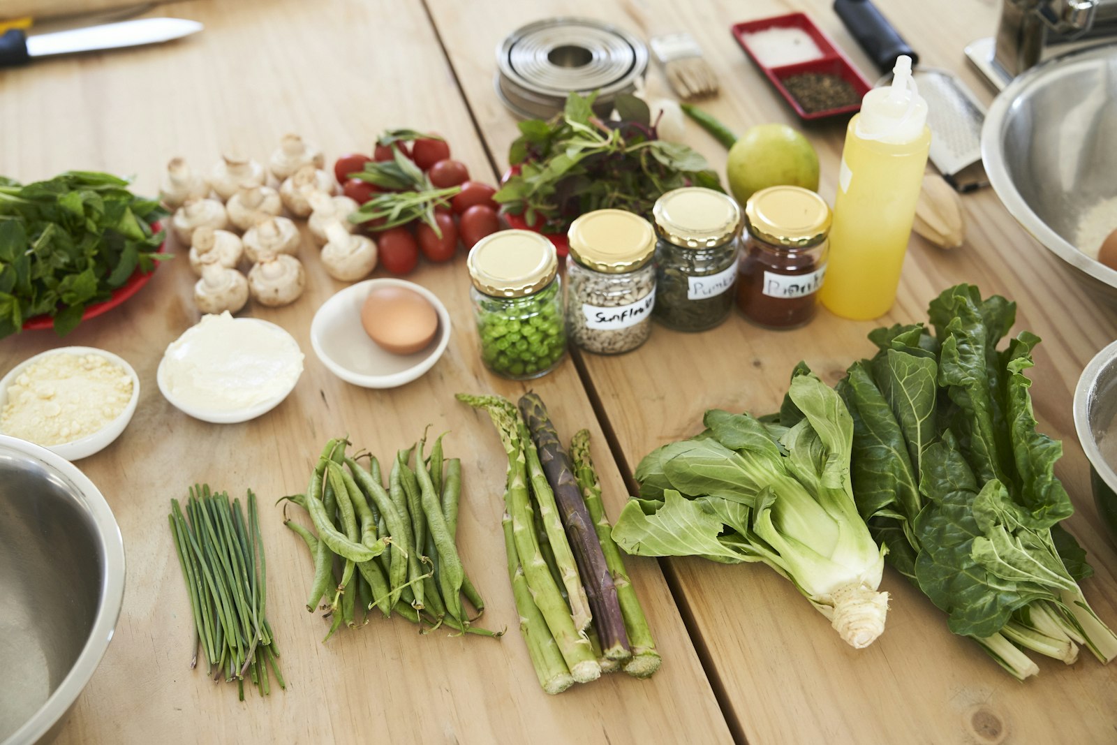 Frischer grüner Spargel auf dem Wochenmarkt, regionale Ernte Deutschland