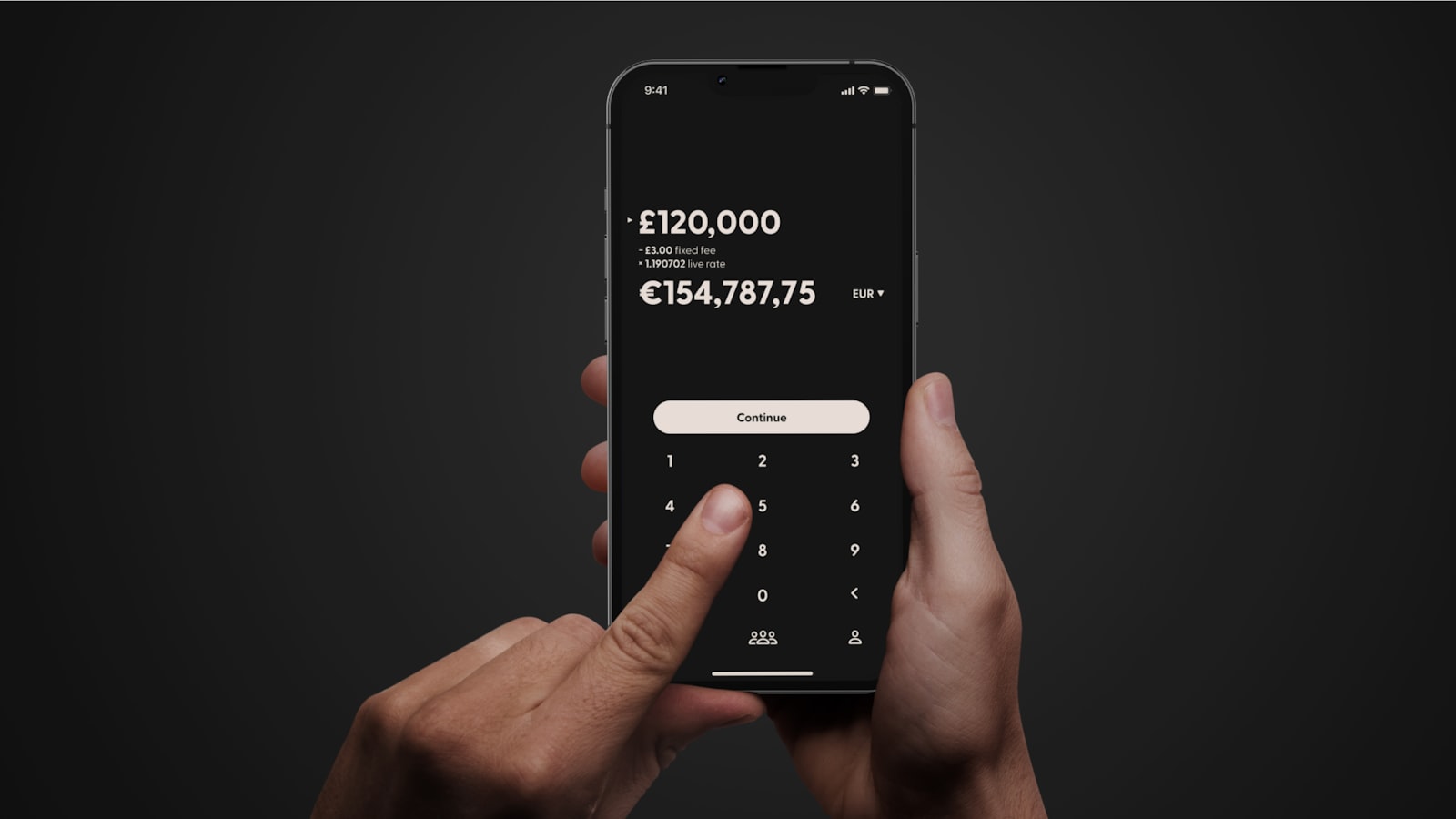Hände halten ein Smartphone mit geöffneter Banking-App