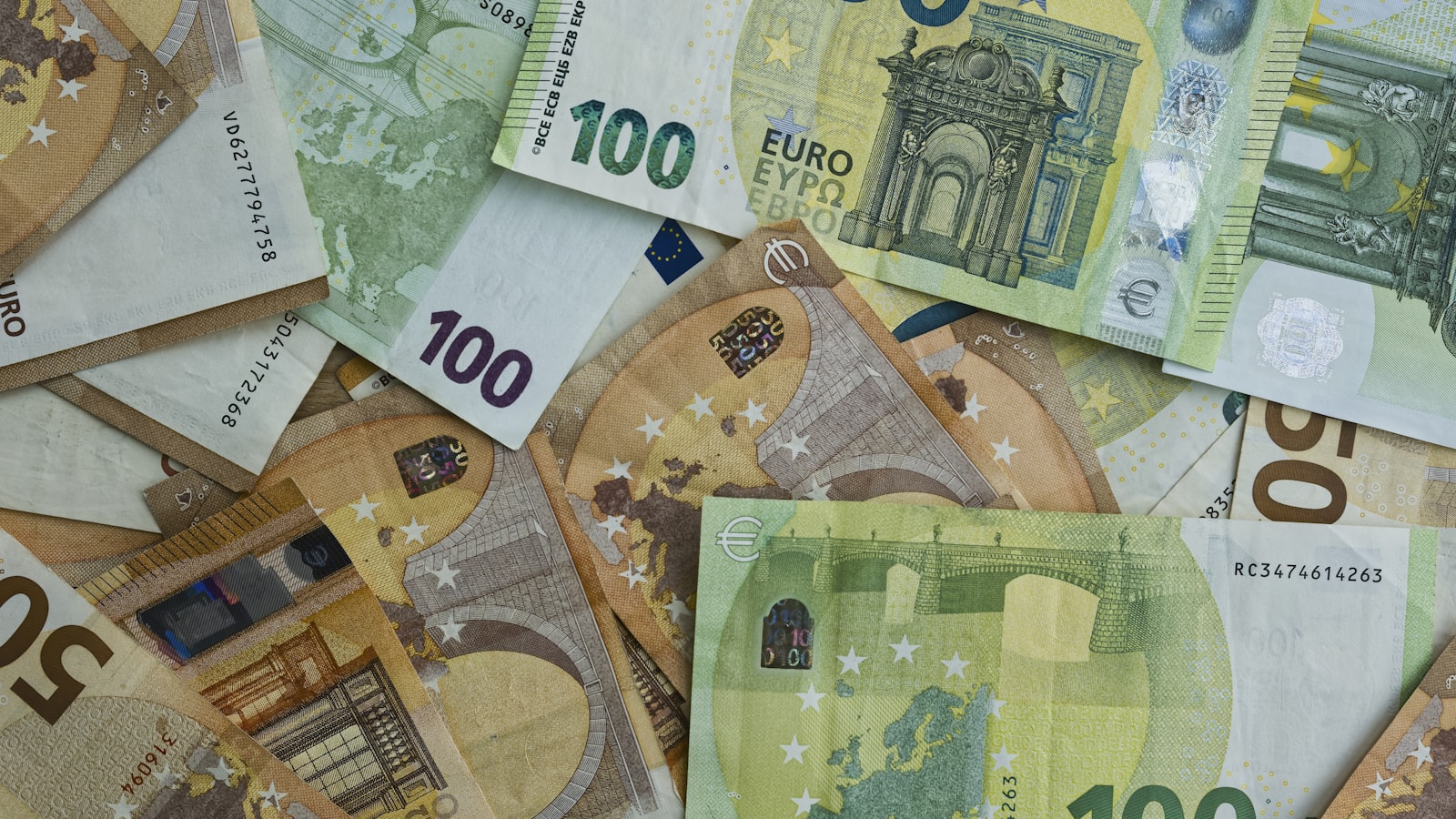 Verschiedene Euro-Geldscheine liegen ausgebreitet auf einer Fläche