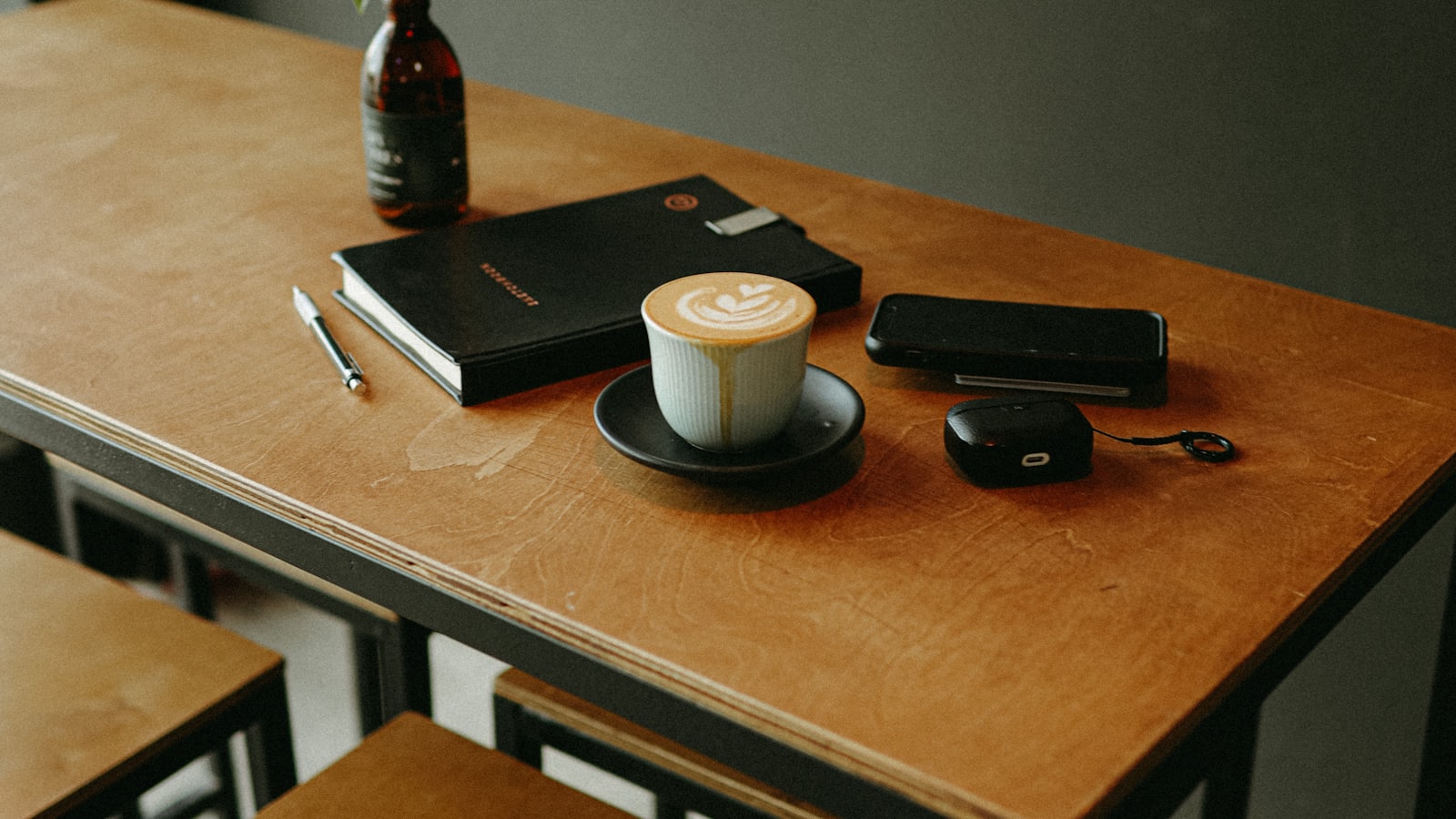 Kaffeetasse und offenes Notizbuch auf einem Tisch – ruhiger Moment zum Nachdenken