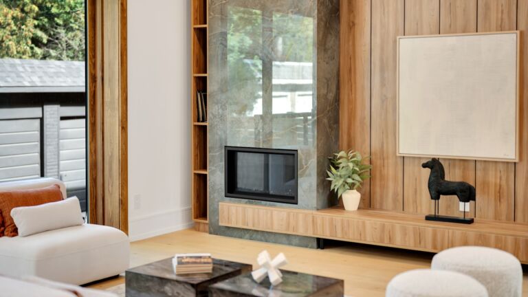 Warm eingerichtetes minimalistisches Wohnzimmer mit Kamin und wenigen Möbeln