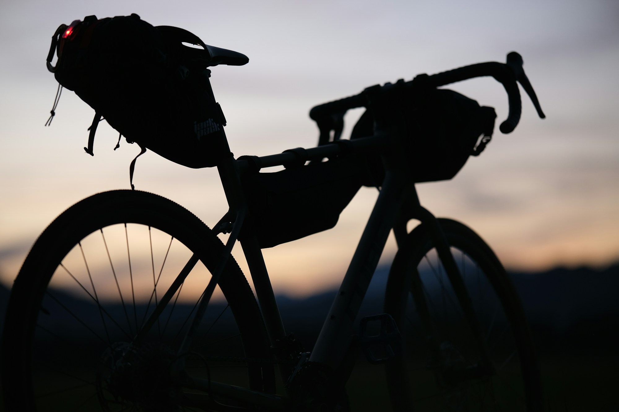 Silhouette eines Fahrrads mit einer Tasche am Heck
